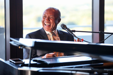 Ronnie Leigh performing at a piano